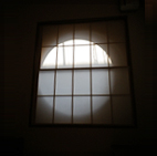 窓には幻想的な光が